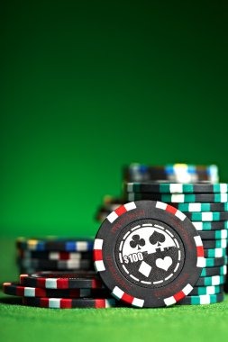 Mobile phone showing situs mahjong500 live dealer stream with low-data optimization indicator